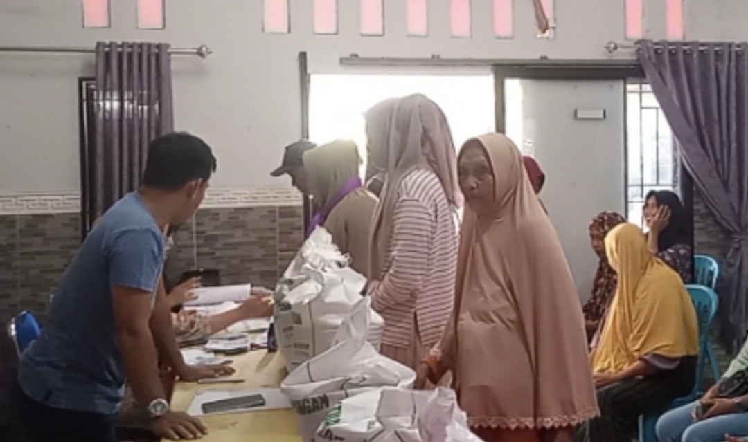 Penyaluran BANPANG Tahap II Berlanjut, Warga Dusun Gapuk Mulai Menerima Bantuan