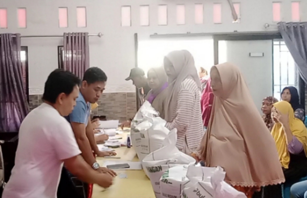 Pemdes Gapuk Kembali Salurkan Bantuan Pangan, Tahap Awal Menyasar Dusun Karang Penujak dan Mensulik